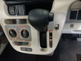 シフトレバーが前方に配置されていることで、視線移動が少なく、運転中でもスムーズに操作できます