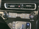 【オートエアコン】一度お好みの温度に設定すれば、車内の温度を検知し風量や温度を自動で調整。暑い&hellip;寒い&hellip;と何度もスイッチ操作をする必要はありません。快適な車内空間には必須の機能ですね♪