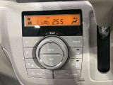 【オートエアコン】一度お好みの温度に設定すれば、車内の温度を検知し風量や温度を自動で調整。暑い&hellip;寒い&hellip;と何度もスイッチ操作をする必要はありません。快適な車内空間には必須の機能ですね♪