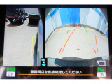 バックギアに入れるとバックカメラの映像がナビに映ります。障害物までの距離もわかりやすいです。
