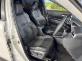 運転席まわりには十分なスペースがあり、大柄な方でもゆったり運転していただける環境です。