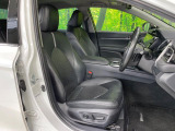 運転席まわりには十分なスペースがあり、大柄な方でもゆったり運転していただける環境です。