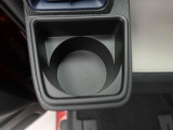 カップホルダーは運転席や助手席からちょうど手の届く位置です!!
