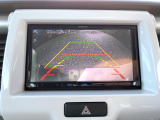 【バックカメラ】駐車時に後方がリアルタイム映像で確認できます。大型商業施設や立体駐車場での駐車時や、夜間のバック時に大活躍!運転スキルに関わらず、今や必須となった装備のひとつです!