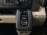 ワンアクションでスムーズな運転を支援する、エレクトリックギアセレクターに、パーキングブレーキは、電子制御パーキングブレーキです。