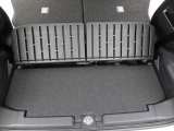 荷室には上下2段調節式デッキボードが付いています。荷室を上下2段に仕切ったり、リヤシートを倒すとフラットな荷室を作ることが出来ます。