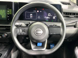インテリアに合わせたデザインのステアリングは、運転される方のことも考え、運転しやすい形状、大きさです。是非一度、実際に触ってお確かめください。