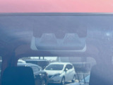 【スマートアシスト】走行中に前方の車両等を認識し、衝突しそうな時は警報とブレーキで衝突回避と被害軽減をアシスト。より安全にドライブをお楽しみいただけます。