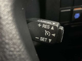 クルーズコントロール機能が付いています。 速度を設定するとアクセルを踏まなくても一定の速度で走ることができます。  高速道路ではとても便利な装置なんです。