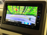 【バックカメラ】駐車時に後方がリアルタイム映像で確認できます。大型商業施設や立体駐車場での駐車時や、夜間のバック時に大活躍!運転スキルに関わらず、今や必須となった装備のひとつです!