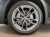 ●純正19インチアルミホイール:輸入車ならではの卓越した走りを支えるホイールと足回りです!日本車の走りに慣れている方にもぜひ体感して頂きたいほど、高いレベルでまとまっています!