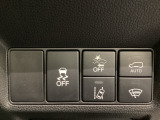 Hondaセンシング用の、VSA(ABS+TCS+横滑り抑制)解除と路外逸脱抑制機能のオンオフスイッチなどはハンドルの右側に装備しています。