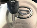 【キーレス】少し離れた場所からでもボタン一つでドアの開錠・施錠ができるのでとっても便利!ドアの鍵穴周りに傷をつけることもありません♪