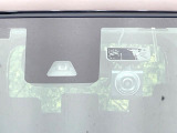 【スマートアシスト】走行中に前方の車両等を認識し、衝突しそうな時は警報とブレーキで衝突回避と被害軽減をアシスト。より安全にドライブをお楽しみいただけます。