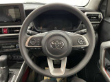 快適な操作性の運転席、ハンドルも綺麗に清掃済みです!もちろん安全を守るエアバッグも装備しているので安心してお乗りいただけます(^^)
