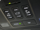 【パワーバックドア】スマートキーや運転席のボタンを押すだけでリアゲートが自動で開閉します!荷物を持っている時や、高い位置にあるバックドアを閉める際に便利な機能です♪