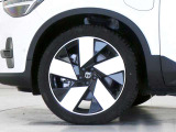 5スポークフロント8.0J/リア9.0J&times;20インチ ダイヤモンドカット/ブラックアルミホイール。衝突回避・被害軽減ブレーキシステムをはじめとする先進安全・運転支援機能を標準装備。