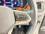 マルチファンクションスイッチつきの本革巻きステアリングは、より安全な長時間ドライブをサポートします。