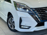 【LEDヘッドライト】悪天候や夜間走行時も良好な視界を確保し安心して運転できる高輝度LEDヘッドライトを装備!点灯速度が早く、消費電力も抑えられています。