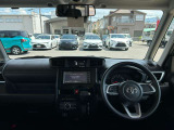 見晴らしの良さと明るい室内で、いつでも気持ちよくドライビングが楽しめます。車両感覚もつかみやすいので、老若男女問わず運転がしやすいルーミーですよ(^_-)-☆