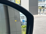 ブラインドスポットモニターは、左右斜め後ろを平行して走る車を認識し、車線変更の際に危険を察知するとドライバーへ警告を促します。夜・雨・トンネル内など走行時の環境が悪い時ほど便りになる機能です!