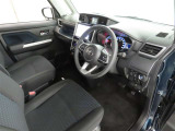 シンプルで使いやすいデザインの運転席です。