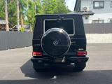 背面タイヤ/ハードケース装備。 車体色と同色にペイントされ、ゲレンデヴァーゲン特有の武骨で高級感のあるリアビューを際立たせるアイコニックなアクセサリーです。