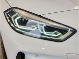 【LEDヘッドライト】先進のLEDテクノロジーを採用。放射される白色光の周波特性は太陽光に近く、バイキセノン・ヘッドライトを上回るコントラストで更に明るく輝きます!