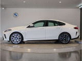 【拘りのFR】BMWが多く採用するFR車。ダイレクトでスポーティな加速感・シャープなハンドリングを実現。縦置きエンジンレイアウトにより、フラットで上質な乗り味です。