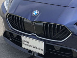 左右のキドニー・グリルの中心にはBMWのエンブレムが鎮座し、個性を放つデザイン性を兼ね備えました。