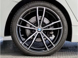 【BMWアロイホイル】軽量かつ強度に拘ったアロイホイル。走行性能ポテンシャルを引き出す設計。車の足元を引き締めてくれる大きなポイントはアロイホイルです。