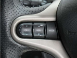 ハンドルにオーディオ操作用スイッチを備え、手を放さずに操作可能。安全性と利便性を両立しています。