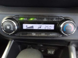 オートエアコンです。車内を設定温度に保ち、快適空間をキープします。