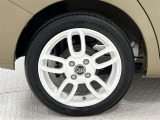 タイヤサイズは165/55R15!残り溝は3ミリ程度です!社外アルミホイール!タイヤ交換希望の場合は実費となります。
