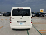 お車の後方画像です。センサー付きでバック後退も安心です。