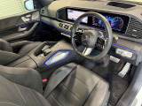 メルセデスのシートは、少し硬めに出来ておりますので、長時間の運転でも疲れにくく、安全にドライビングをお楽しみ頂けます