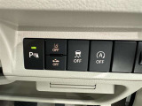 コーナーセンサーを車の前後に装備。障害物までの距離に応じて警告音を変えてお知らせ。縦列駐車時や駐車場・車庫などでの取り回しをサポートします。詳細は販売店スタッフまでおたずねください。