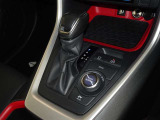 電動パーキングブレーキ・ブレーキホールドを装備してます。ホールド機能は信号待ちが多い一般道で疲労軽減になり、大好評です!
