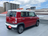 右斜め後ろからの特徴的なフォルム。ボックス型で車体全体を把握しやすく運転しやすそうですね♪