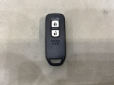 スマートキーを装備しています。鍵を差し込むことなくドアロックの開け閉めと、スタートボタン操作でのエンジンスタートができます。