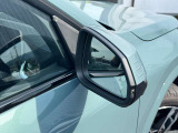 追い越し車線上を急接近してくる車両を認識してミラー内側に組み込まれたインジケータを点滅させドライバーに警告します。注意喚起に気づかず、ドライバーがそのまま車線を越えた場合には車線維持をサポートします。