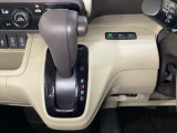 CVT車のセレクトレバーです。低速から高速まで、変速ショックのないスムーズな走りを実現するとともに、エンジン効率のよい領域を維持することで燃費にも貢献します。
