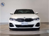 【キドニーグリル】BMWは約90年もの間、ほぼ全ての車両にひと目でBMWだと分かるこの特徴的なフロントグリルが備えられ、デザイン・アイコンとして親しまれてきました。