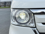【LEDヘッドライト】悪天候や夜間走行時も良好な視界を確保し安心して運転できる高輝度LEDヘッドライトを装備!点灯速度が早く、消費電力も抑えられています。