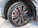 トヨタ純正アルミホイール。タイヤサイズは234/45R21です。