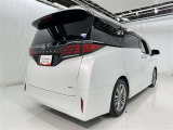 広々とした車内空間に優れた燃費性能。更にデザインも上質で人気のお車です!
