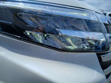LEDヘッドライト付き!視認性の高い白色光なので路面や側道の障害物を見やすくし、広く明るい視野で夜間運転を安全サポート♪