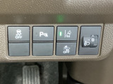 ハンドルの右側にはヘットライトリベライザーとHondaセンシング用のメインスイッチがついています。ヘッドライトリベライザーは道路状況や積荷の加重に応じてライトの高さを調節できます。