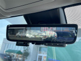 【デジタルインナーミラー(トヨタ)】車両後方カメラの映像をルームミラーに映すことが出来ます。 そのため、後席に人や荷物があって後方が見えづらい場合でもしっかり視界を確保することが出来ます。