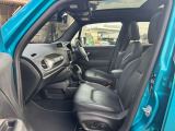 助手席も落ち着いて乗車いただけます。